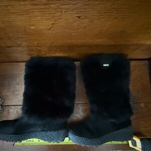 Cozy Black Fur Winter Boots shearling

Size 7.5 US or a 38.5 EU
